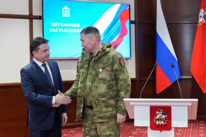 Андрей Воробьев вручил государственные награды добровольцам БАРСа