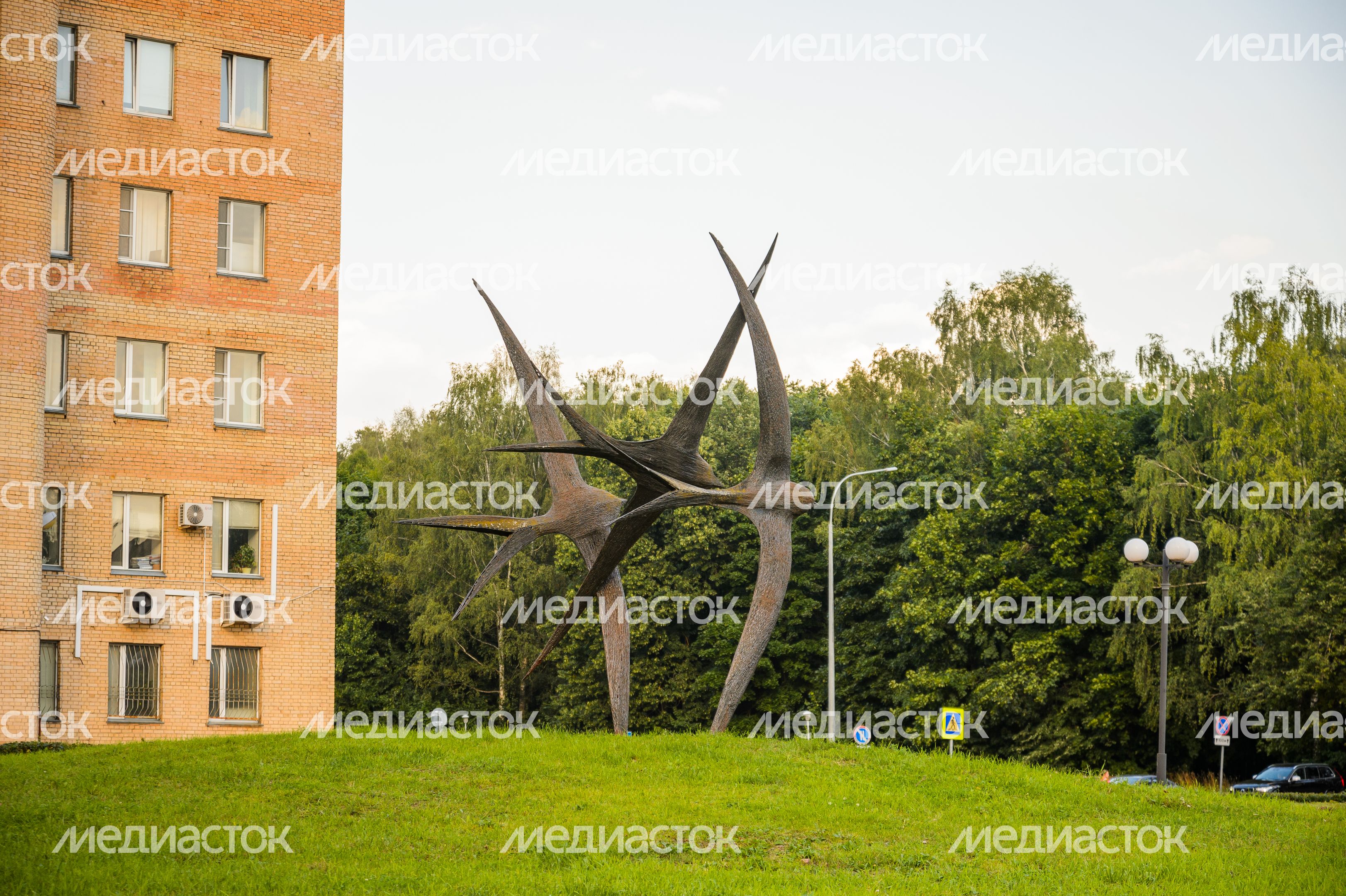 Черноголовка. Скульптура «Стрижи»