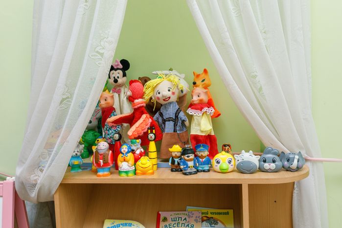 Игрушки на полке в детском саду «Котенок» из Химок