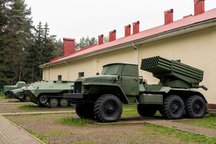 Реактивно-бомбовая установка РБУ-1200 «Ураган» у Ленино-Снегиревского военно-исторического музея в Ленино округа Истра