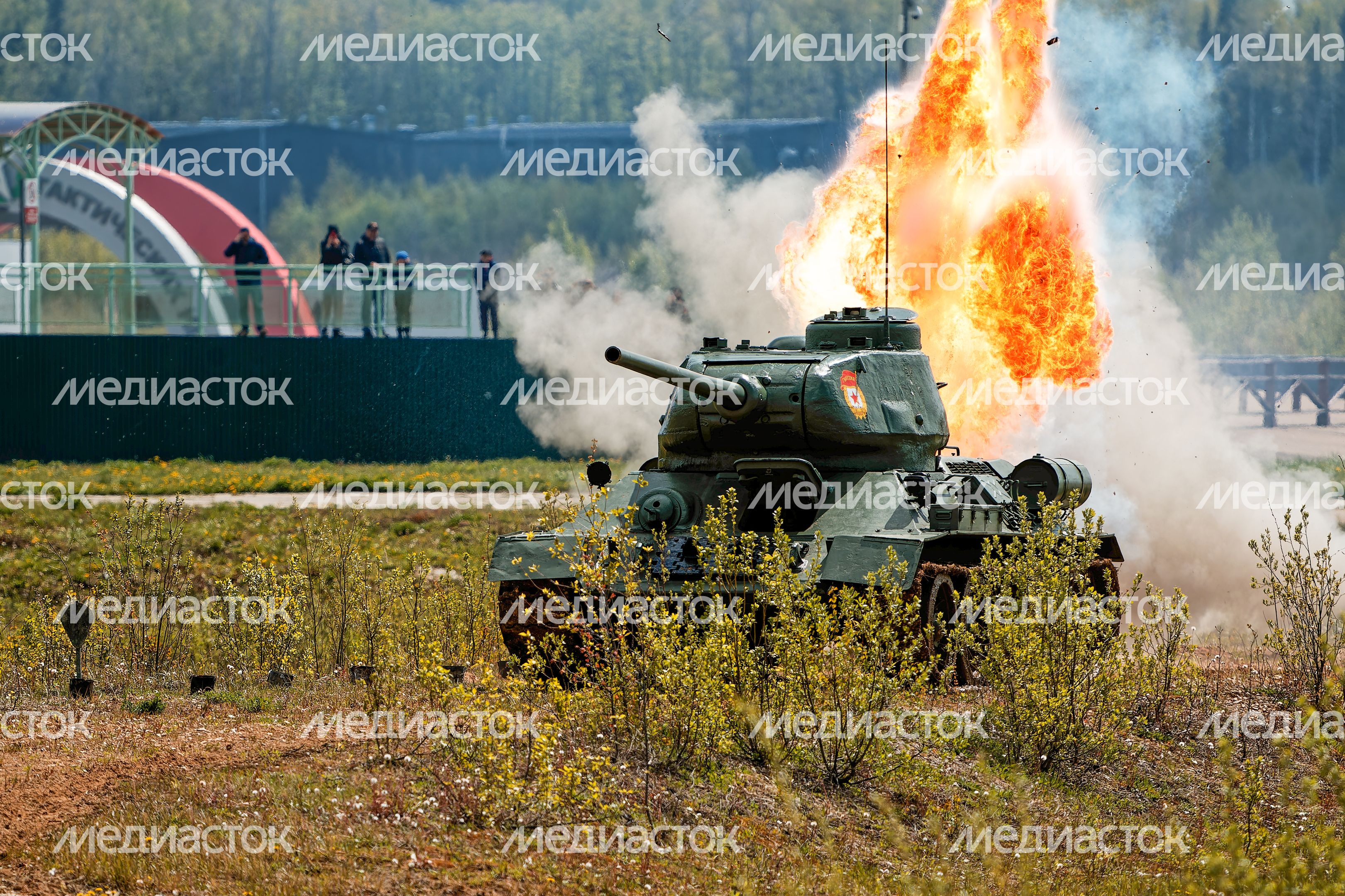 Военно-историческая реконструкция боя Великой Отечественной войны с техникой и авиацией в парке «Патриот» Одинцовского округа Военно-историческая реконструкция боя Великой Отечественной войны с техникой и авиацией в парке «Патриот» Одинцовского округа