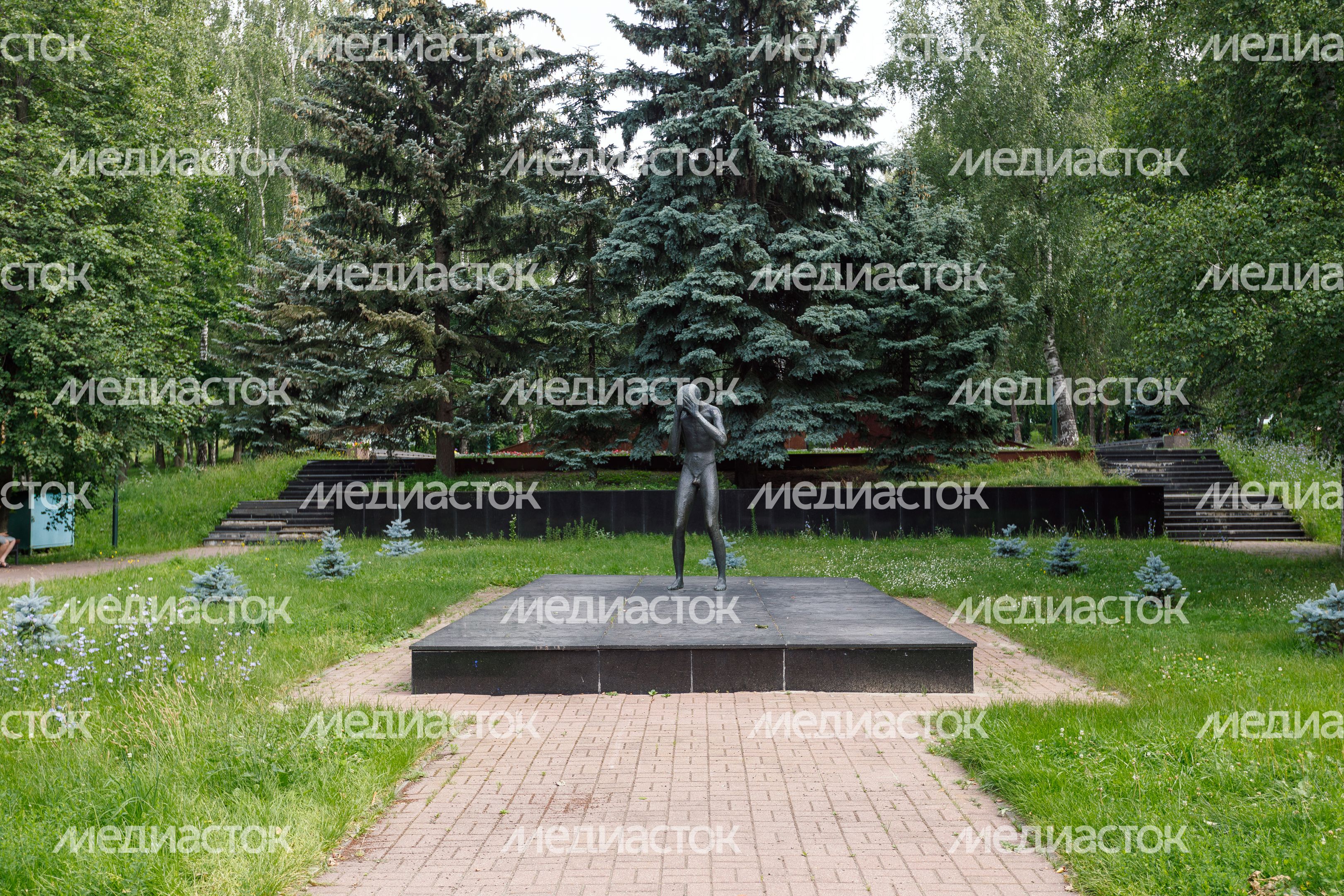 Памятник «Скорбящий мальчик» в сквере Победы города Дзержинский Памятник «Скорбящий мальчик» в сквере Победы города Дзержинский