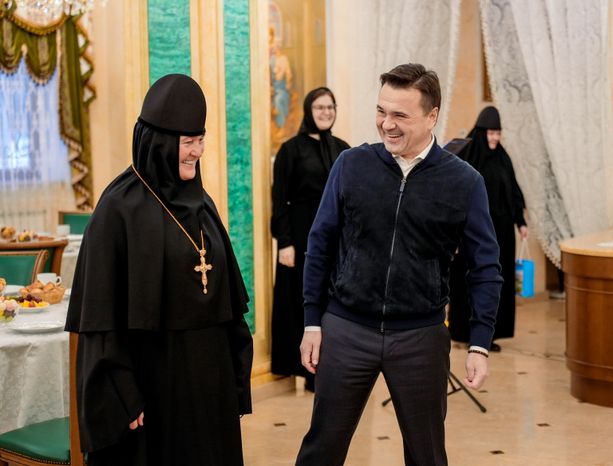 Андрей Воробьев поздравил с Новым годом воспитанниц детского приюта при Покровском монастыре