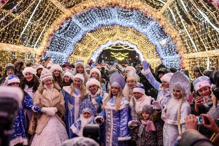 Парад Снегурочек в Москве