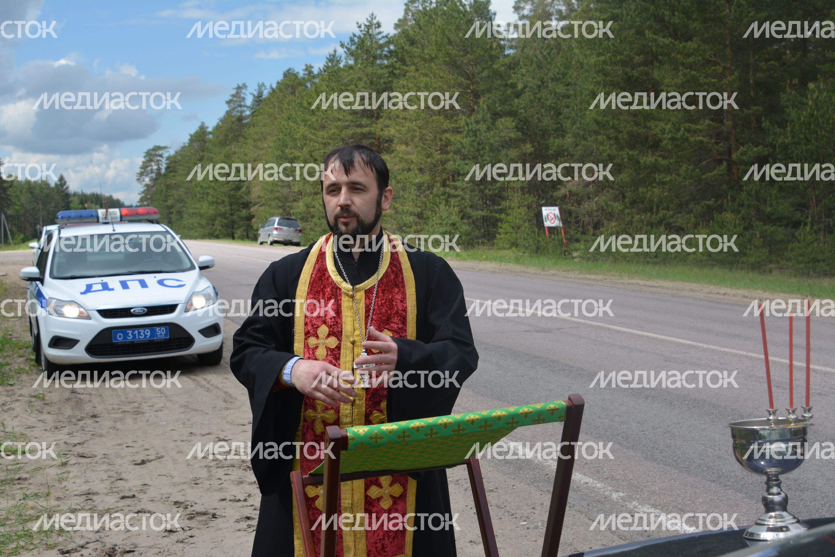 Священник освятил опасную дорогу в Рошале Священник освятил опасную дорогу в Рошале