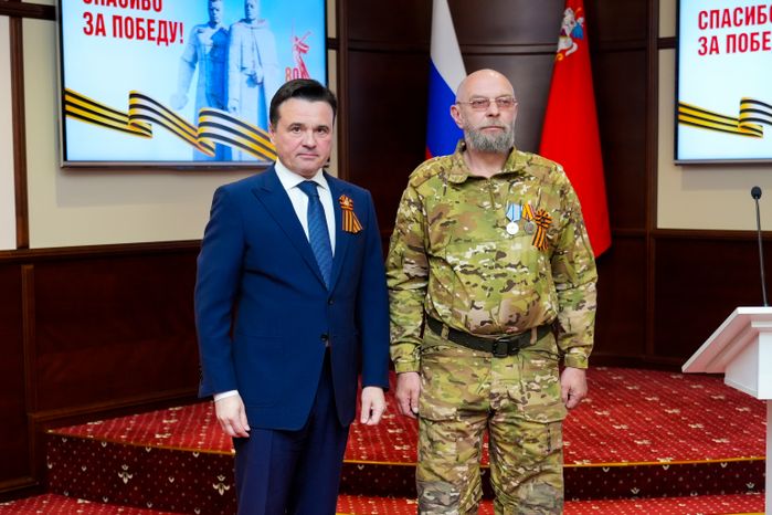 Андрей Воробьев вручил госнаграды подмосковным добровольцам из отряда БАРС