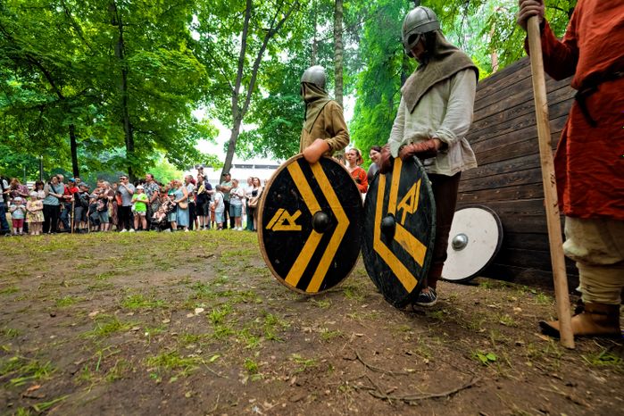 Показательный бой рыцарей на Фестивале исторической реконструкции «Наследие предков-2026» в Раменском парке