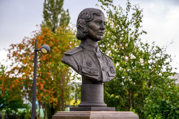 Бюст героя Российской Федерации - летчицы-штурмовика Лидии Шулайкиной в парке 30-летия Победы в Орехово-Зуево