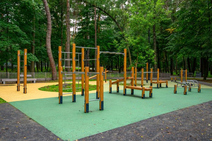 Спортивная площадка в Центральном парке культуры и отдыха Жуковского летом
