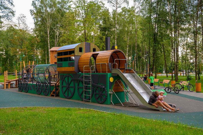 Сквер «Затишье» в Электростали летом