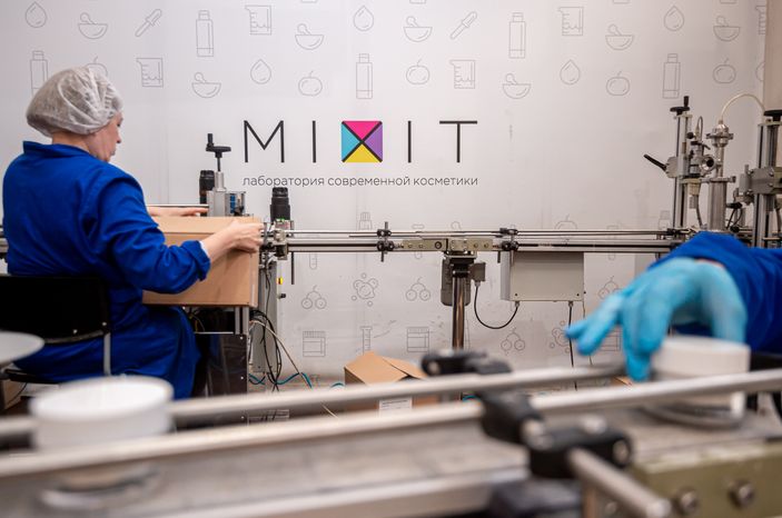 Процесс работы фабрики косметического бренда Mixit