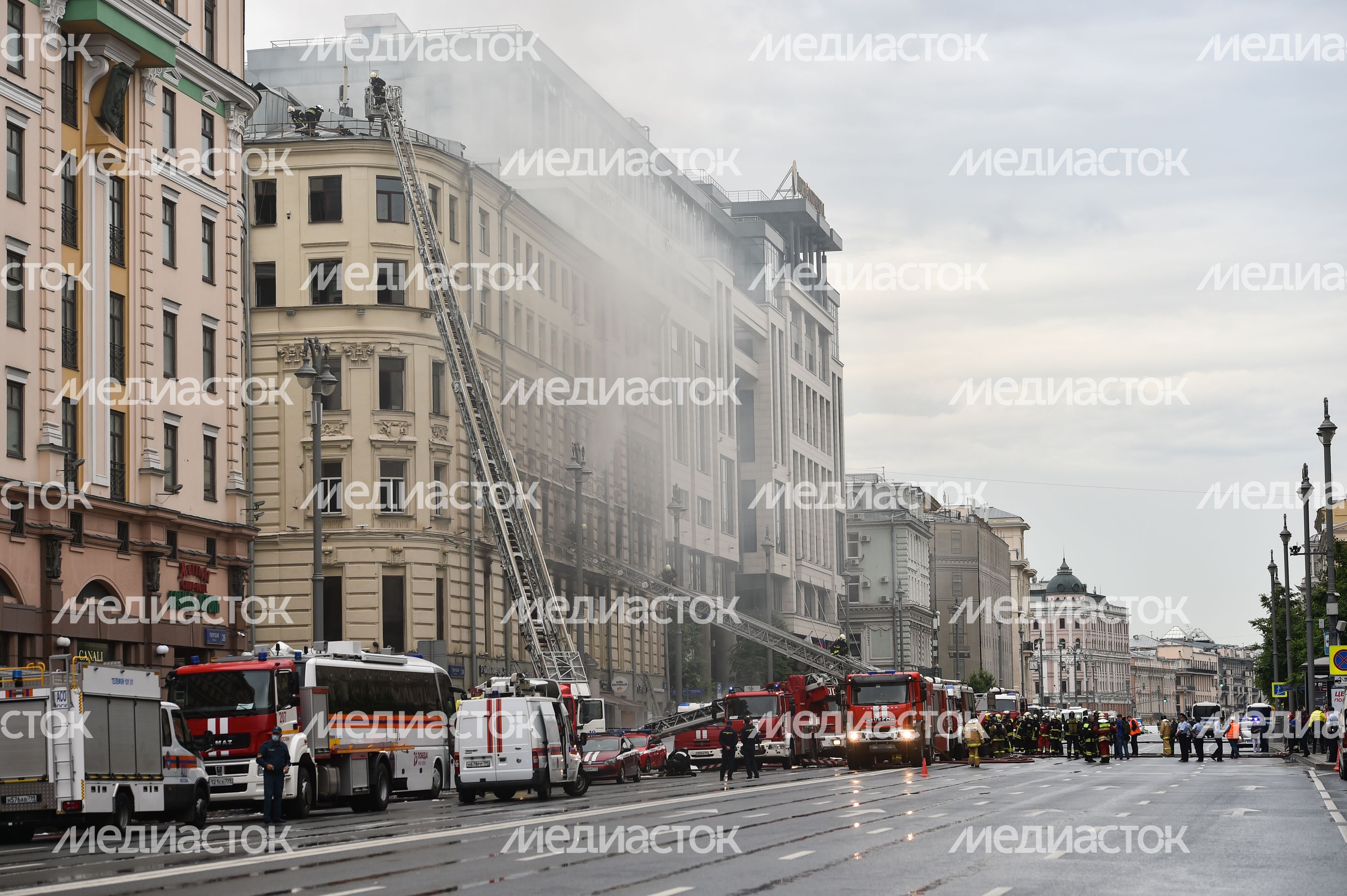 Пожар в реставрируемом здании на Тверской улице в Москве