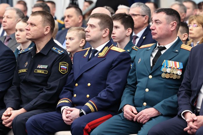 Сотрудников МЧС поздравили с Днем спасателя и 35-летием ведомства
