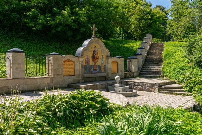 Святой источник в городском парке культуры и отдыха в Чехове летом