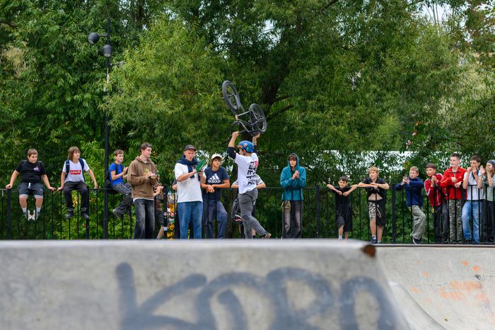 Соревнования в дисциплине велосипедный мотокросс (BMX) на фестивале уличной культуры в парке Мира города Мытищи