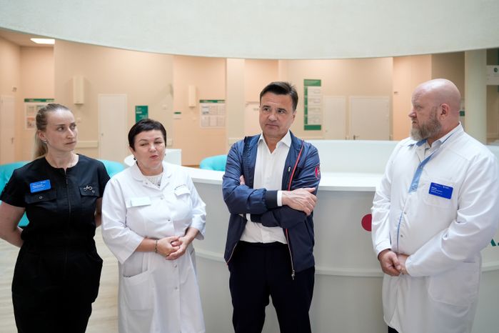 Андрей Воробьев проверил готовность детской поликлиники в Чехове к открытию