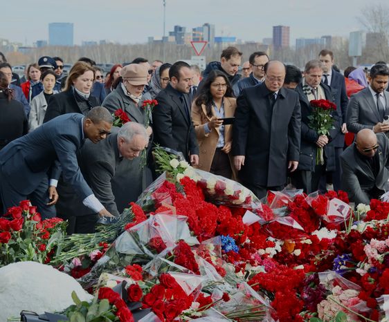 Главы и сотрудники дипмиссий возложили цветы к мемориалу у «Крокус Сити Холла»
