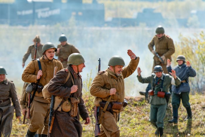 Военно-историческая реконструкция боя Великой Отечественной войны с техникой и авиацией в парке «Патриот» Одинцовского округа