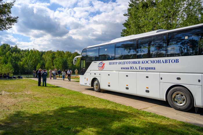 Автобус Центра подготовки космонавтов привез космонавтов на тренировку по действиям после посадки на воду в Ногинске