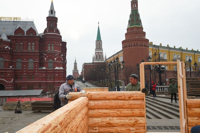 Монтаж инсталляций для фестиваля «Московская Масленица» на Манежной площади