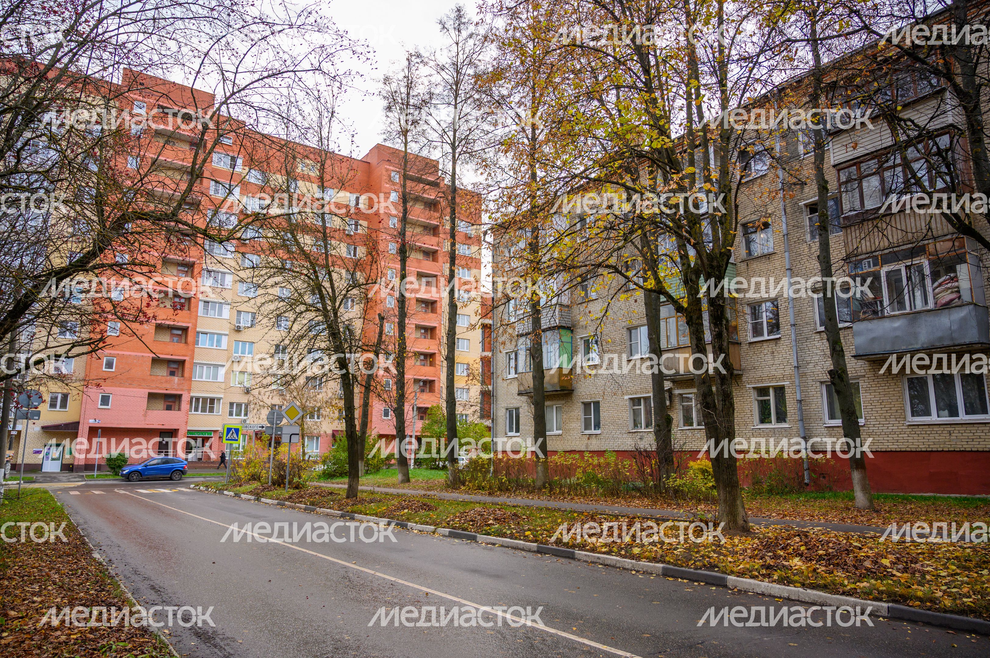 Многоквартирный дом в микрорайоне Авиационный Домодедово осенью
