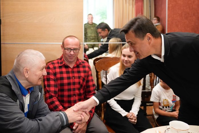 Андрей Воробьев навестил ветерана СВО Дениса Лелькова и вручил ему медаль "За храбрость" II степени