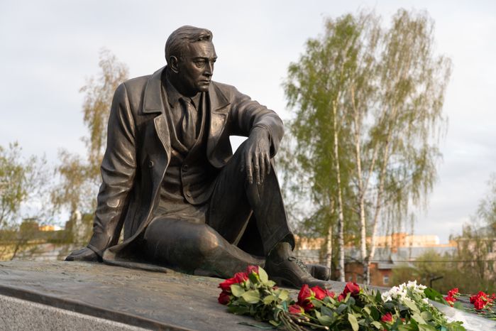 Памятник Вячеславу Тихонову