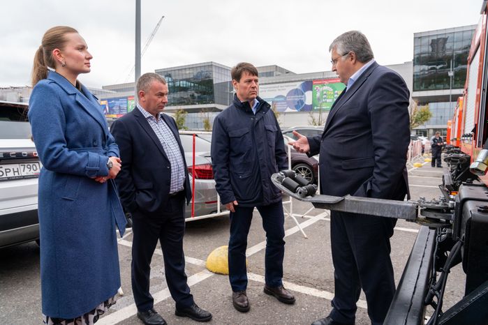 Вице-губернатор Владислав Мурашов вручил ключи от новой коммунальной техники работникам предприятий ЖКХ Подмосковья