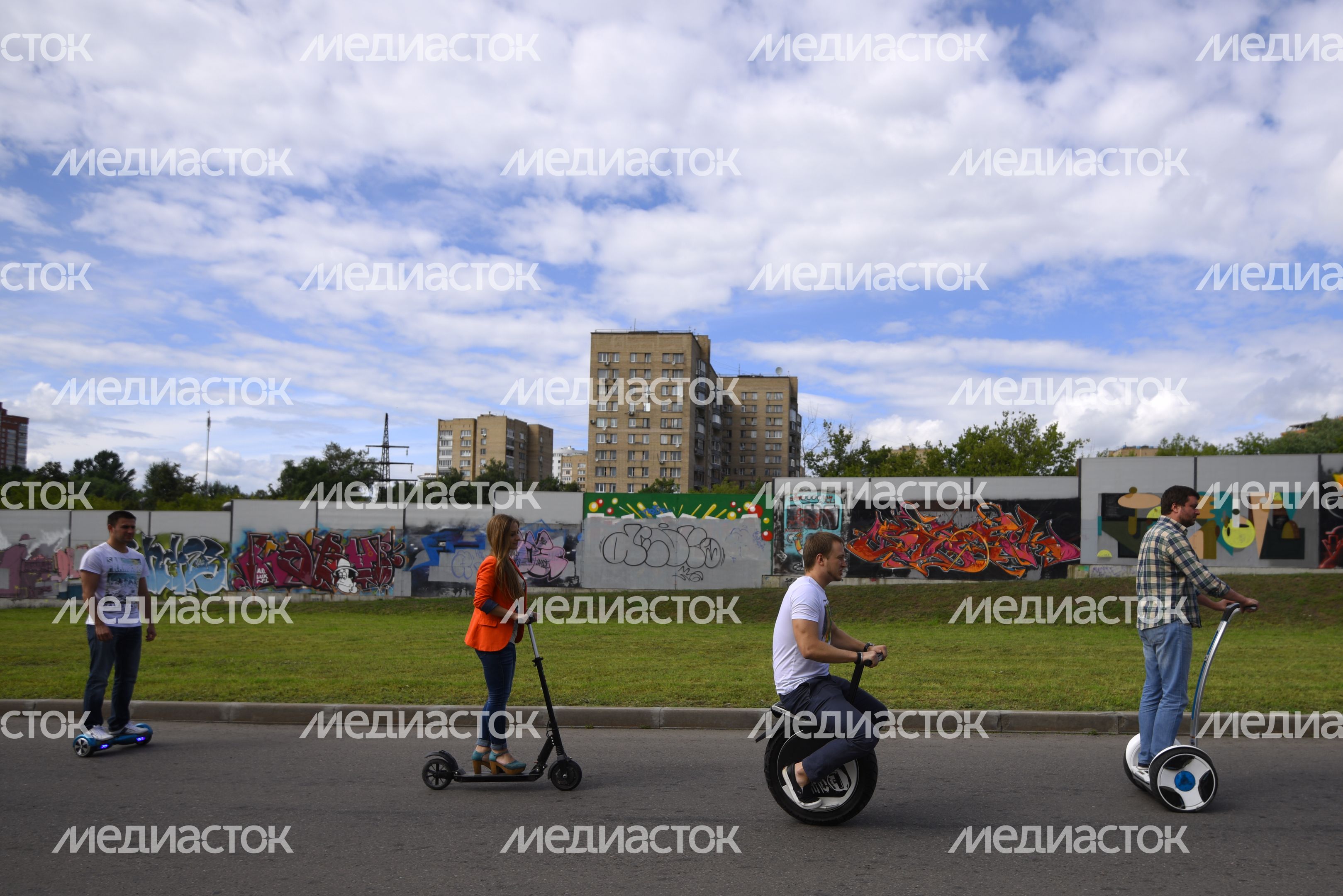 Молодые люди на электрических самокатах в Москве
