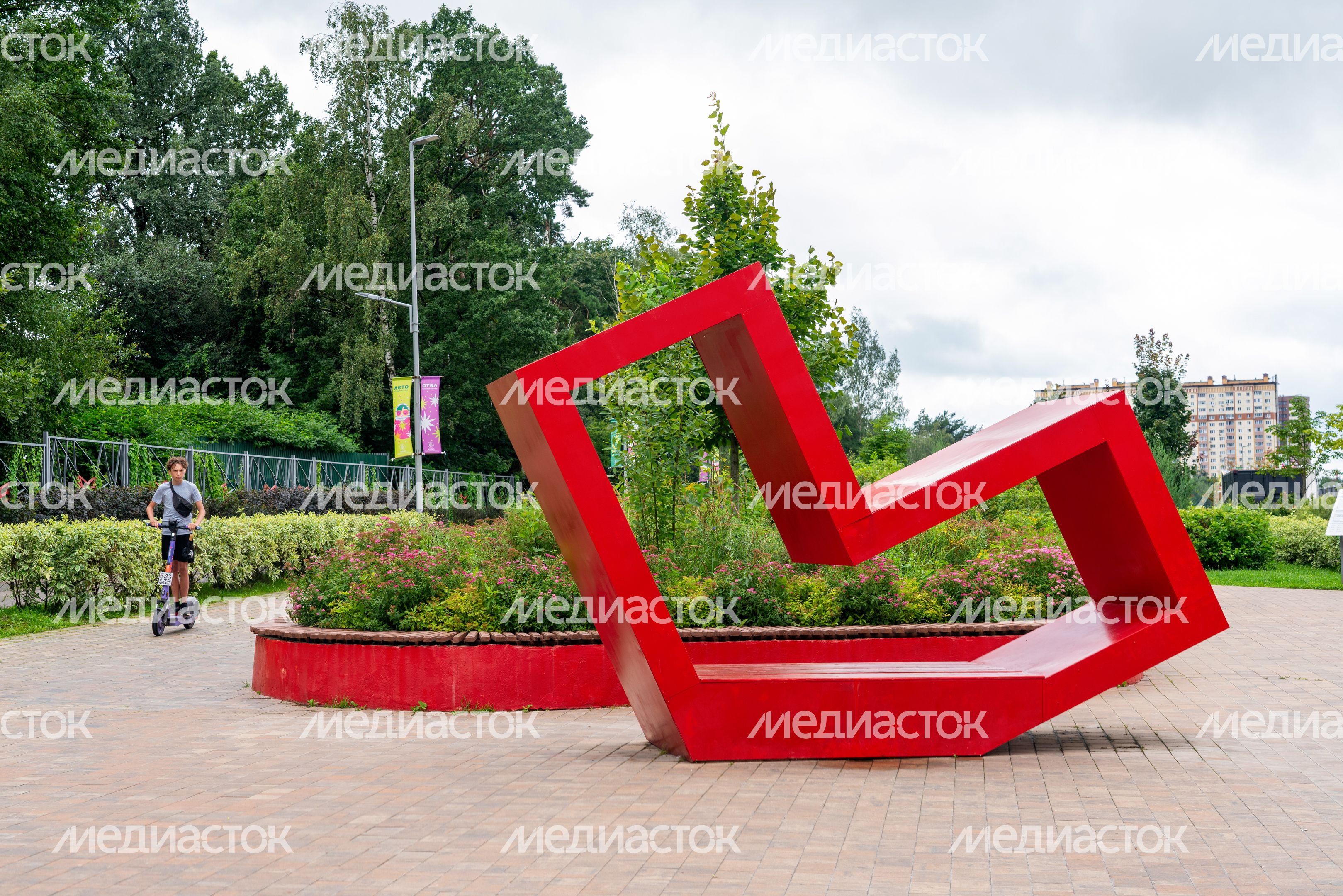 Лавочка в форме сердца в парке «Подрезково» в Химках Лавочка в форме сердца в парке «Подрезково» в Химках