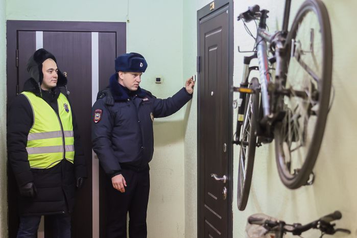 Народные дружинники и сотрудники полиции проводят обход территории