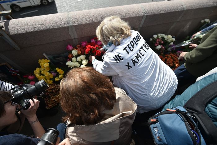 Возложение цветов к месту убийства Бориса Немцова в Москве