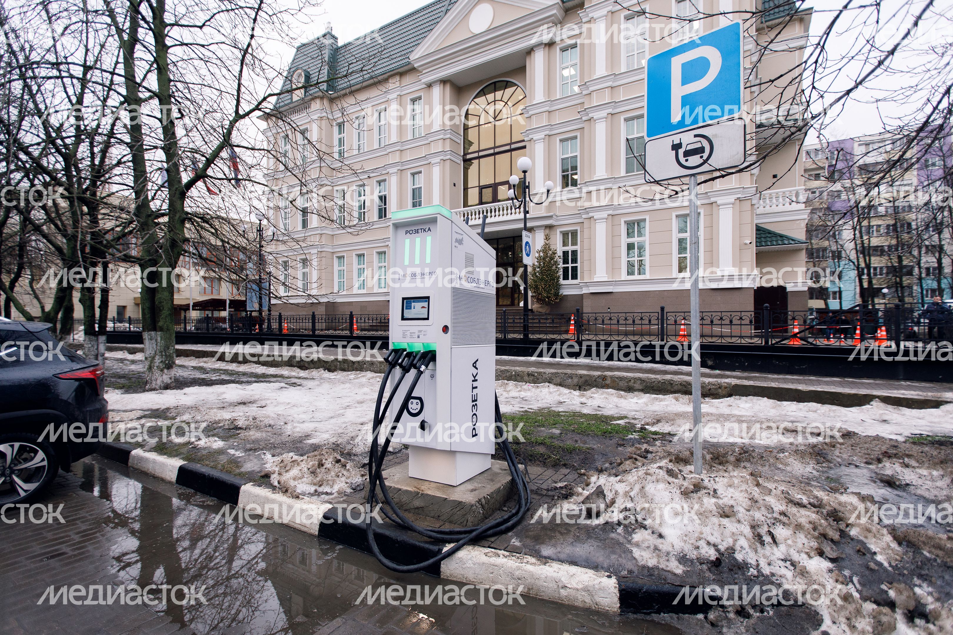 Новая электрозарядная станция (ЭЗС) на ул. Ленина в Реутове Новая электрозарядная станция (ЭЗС) на ул. Ленина в Реутове