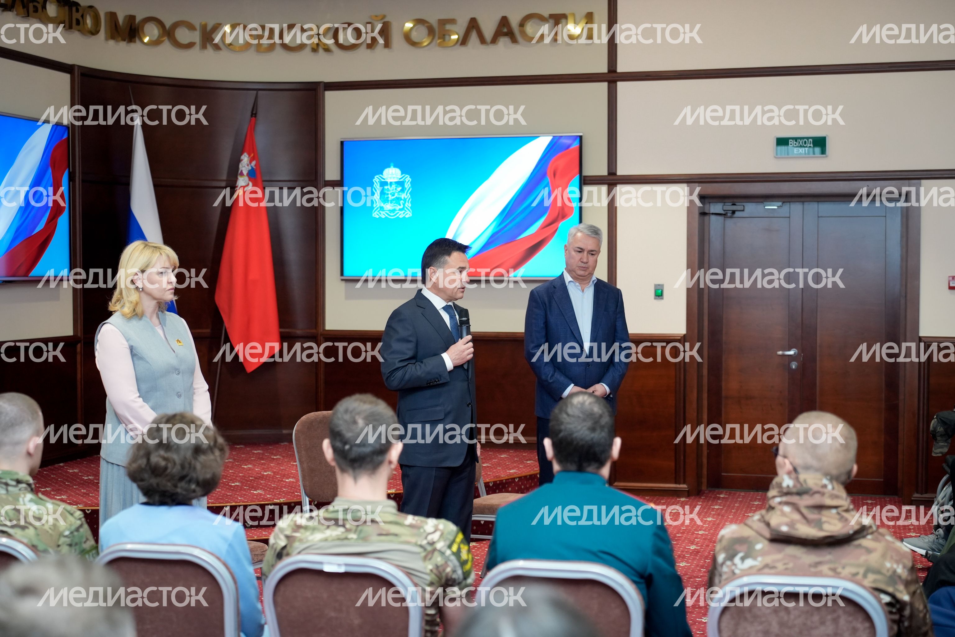 Андрей Воробьев и Рахим Азимов вручили ключи от автомобилей ветеранам СВО и семьям погибших героев