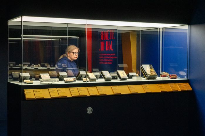 Посетители выставки «Федоскино: где живет душа» в музее «Новый Иерусалим» города Истра