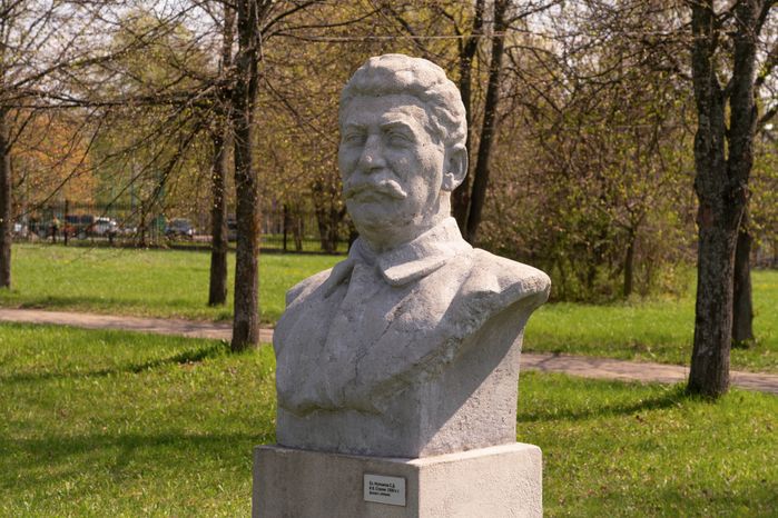 Бюсты Ленина и других коммунистов 