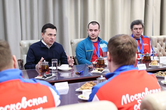 Андрей Воробьёв поздравил команду по следж-хоккею «Гвардия» с победой