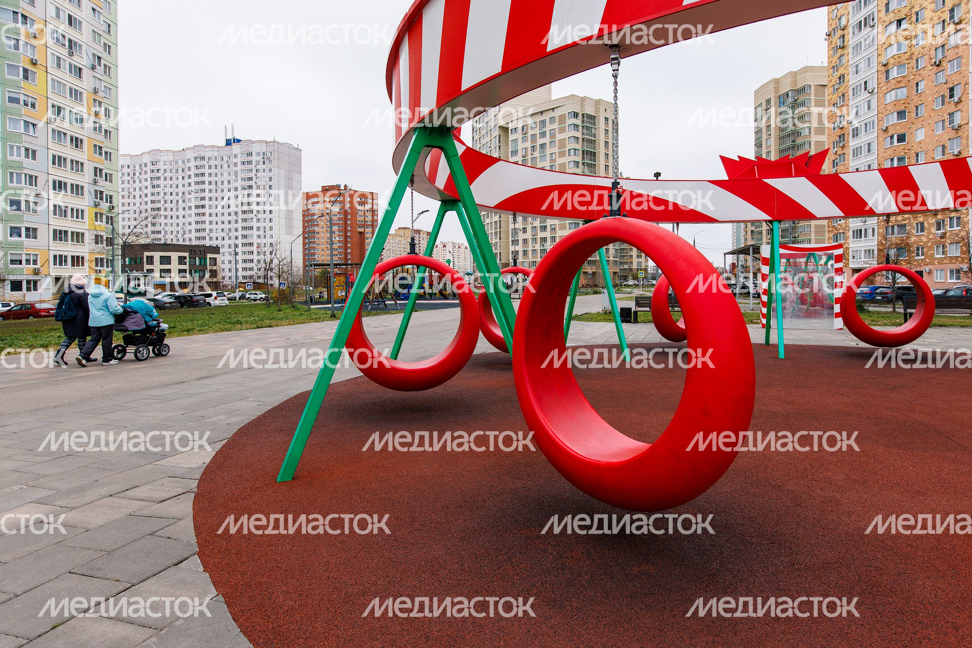 Детская площадка Альфа-банка в городе Долгопрудный осенью Детская площадка Альфа-банка в городе Долгопрудный осенью