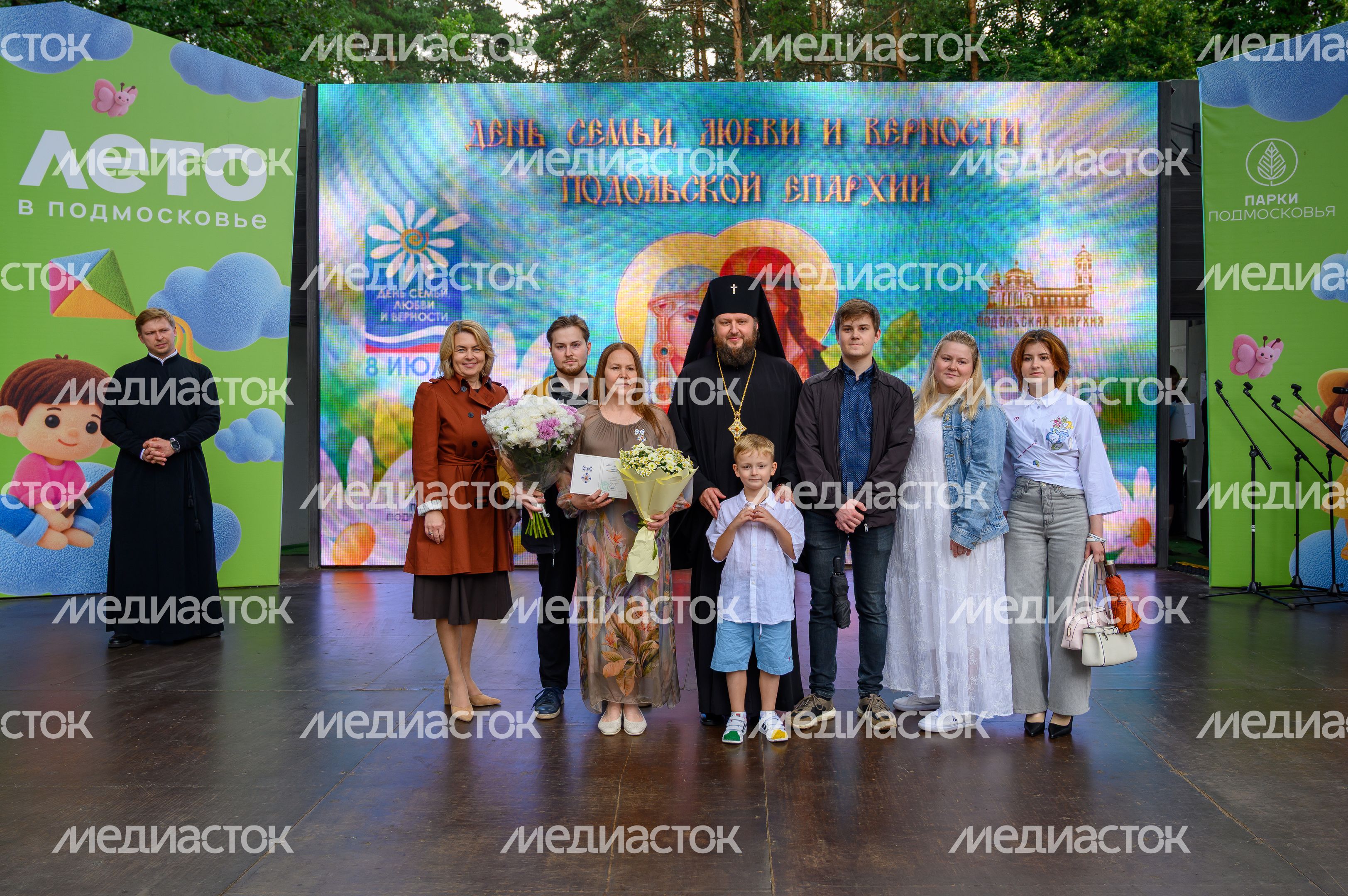 Награждение семей на фестивале «День семьи, любви и верности» в парке «Елочки» Домодедово Награждение семей на фестивале «День семьи, любви и верности» в парке «Елочки» Домодедово
