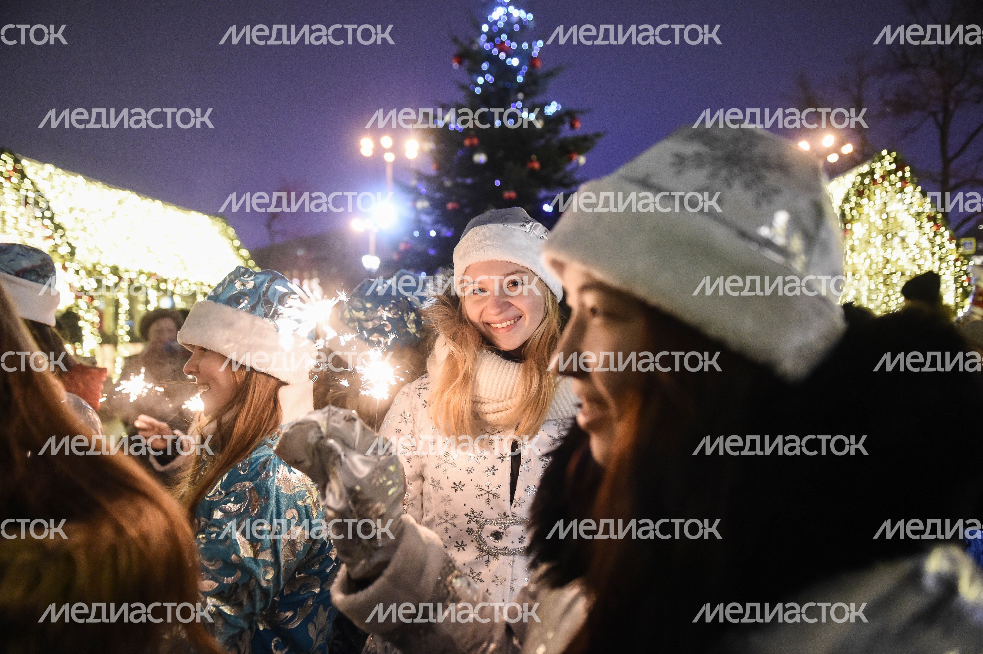 Парад Снегурочек в Москве