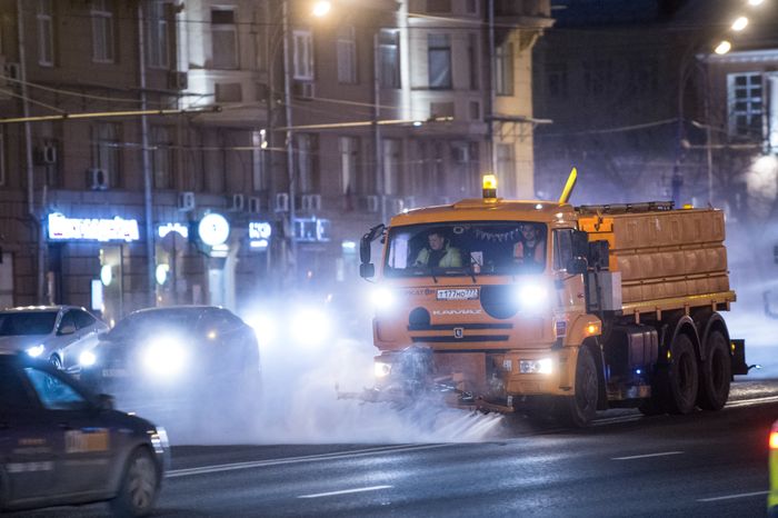 Помывка дорог после зимы в Москве