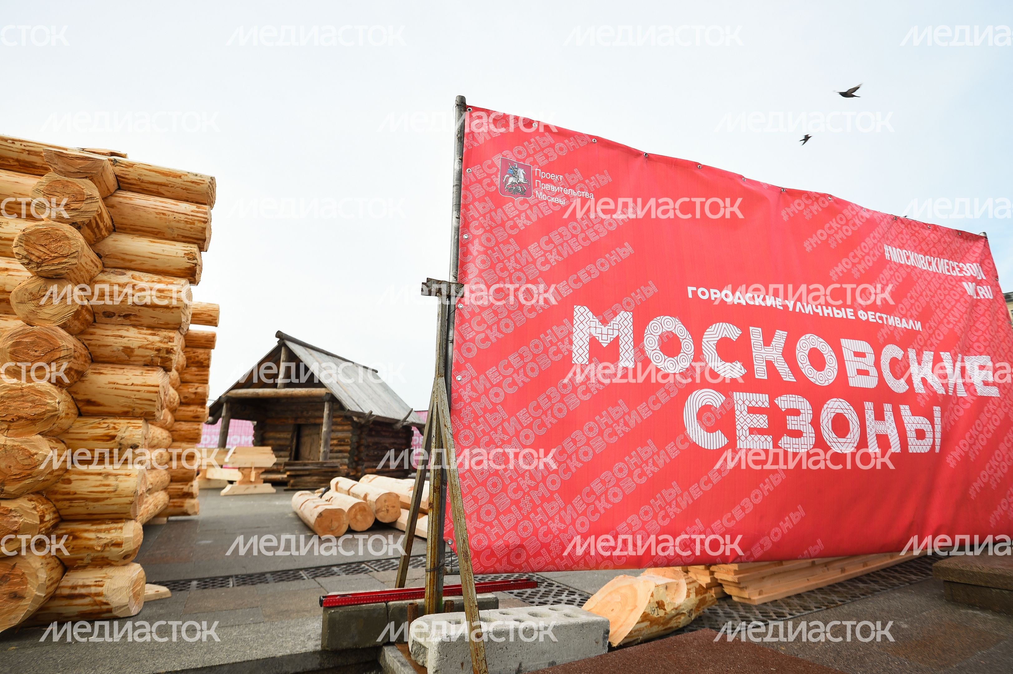 Монтаж инсталляций для фестиваля «Московская Масленица» на Манежной площади Монтаж инсталляций для фестиваля «Московская Масленица» на Манежной площади