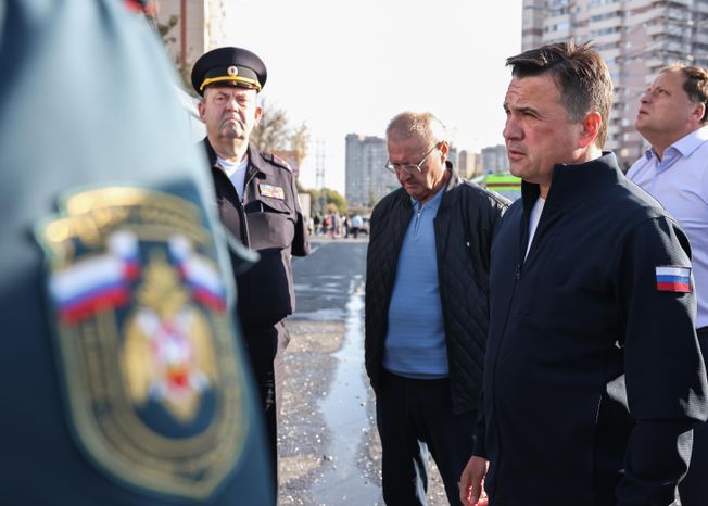 Андрей Воробьев встретился с жителями домов, поврежденных при атаке БПЛА