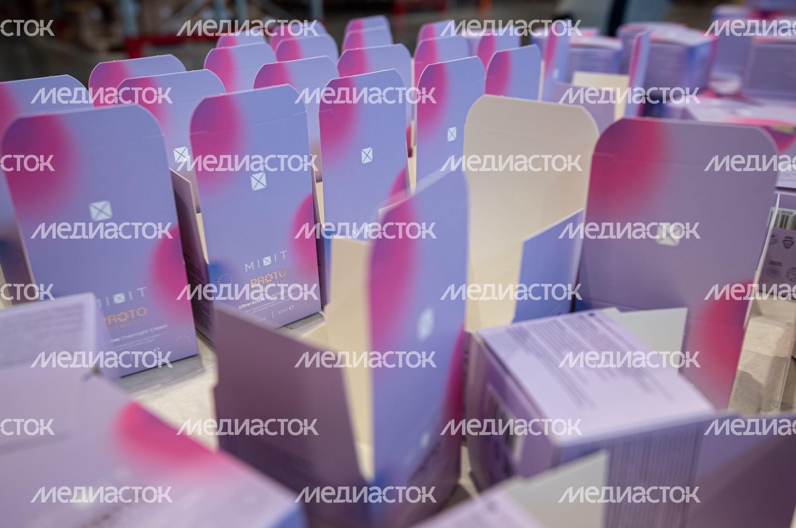 Процесс работы фабрики косметического бренда Mixit