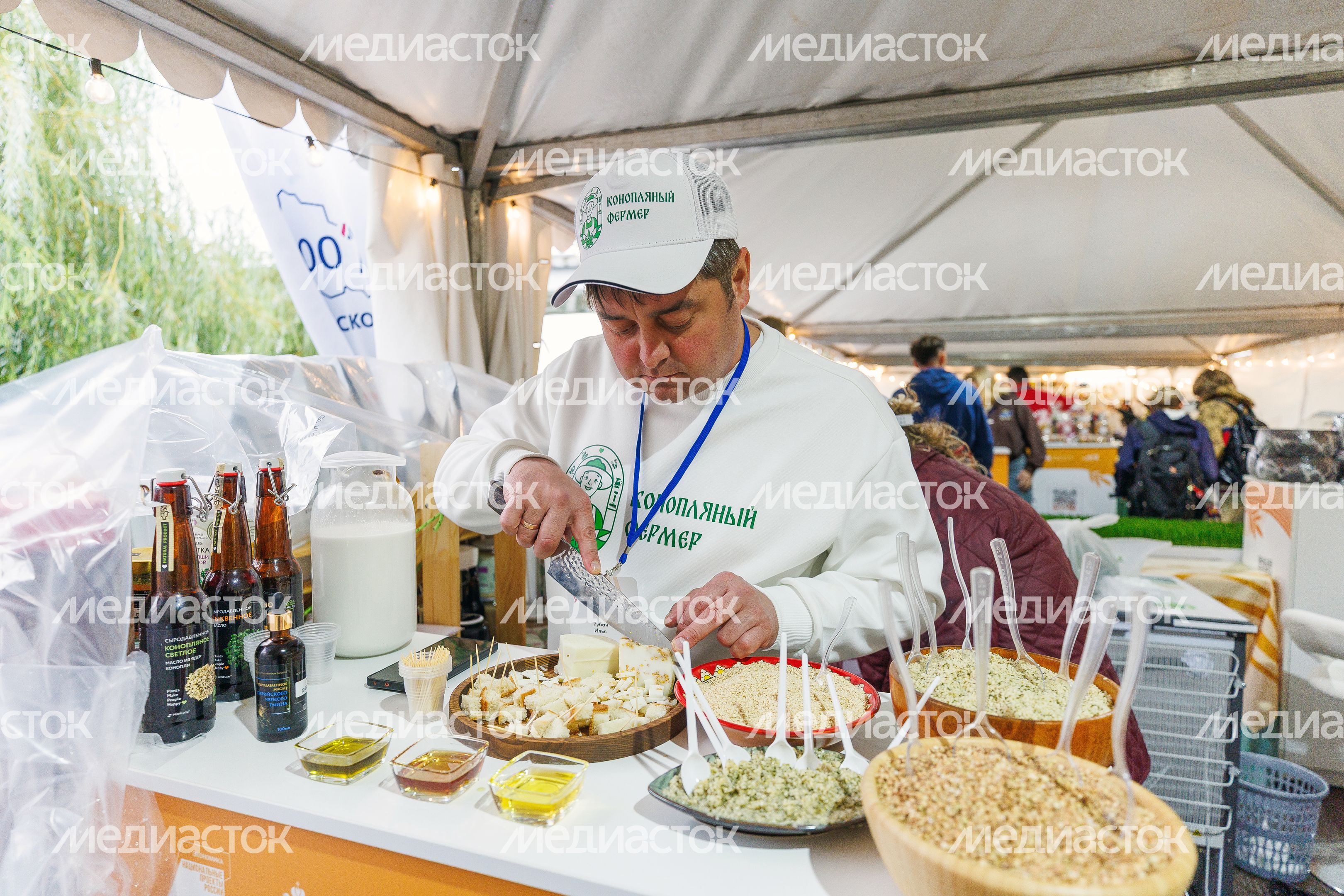 Продукция местных фермеров на ярмарке подмосковных брендов «100% Подмосковье. Встречаем осень» в Красногорске Продукция местных фермеров на ярмарке подмосковных брендов «100% Подмосковье. Встречаем осень» в Красногорске