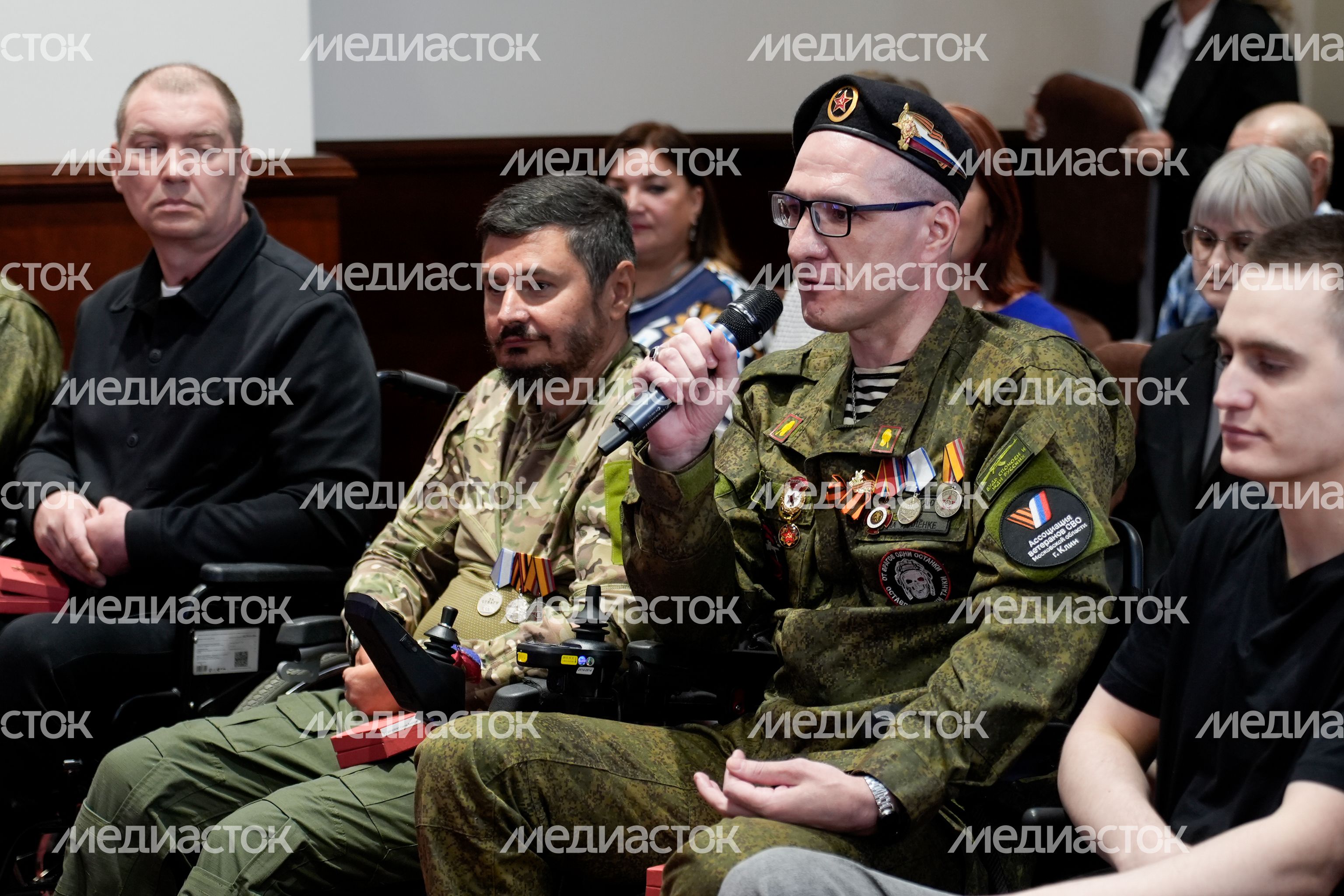 Вручение ключей от автомобилей ветеранам СВО и семьям погибших Героев Вручение ключей от автомобилей ветеранам СВО и семьям погибших Героев