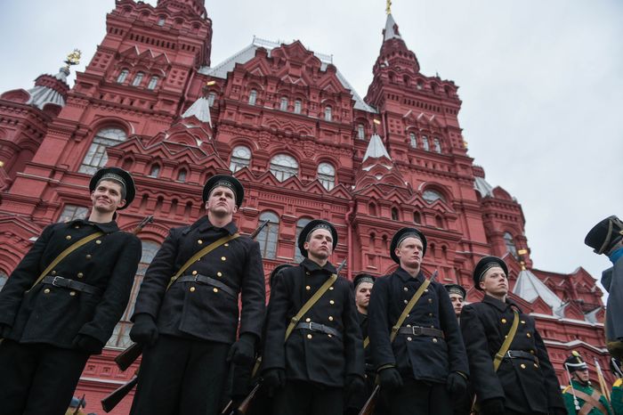 Торжественный марш в честь парада 1941 года на Красной площади в Москве