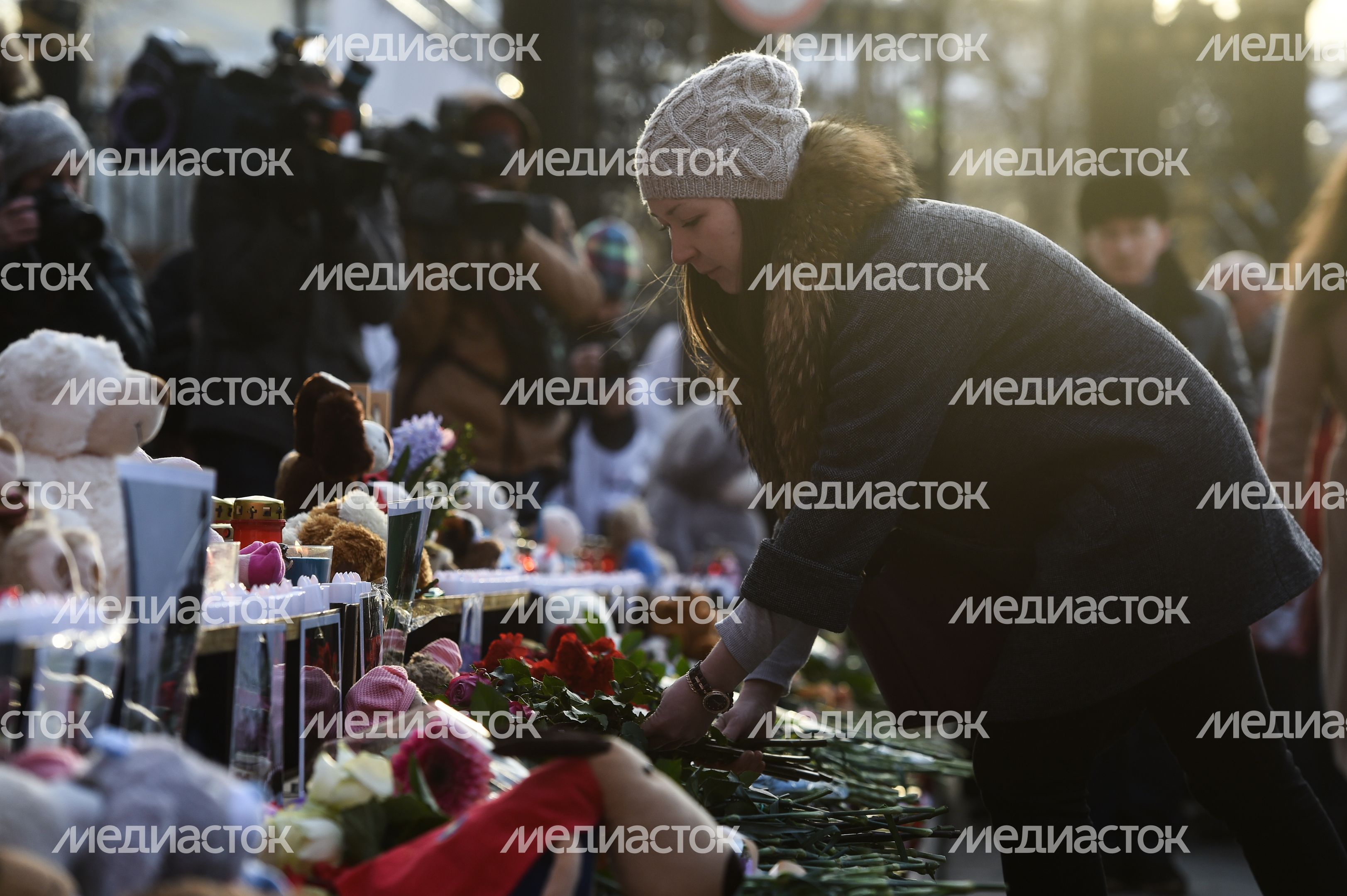 Акция в память о погибших в Кемерове на Манежной площади в Москве