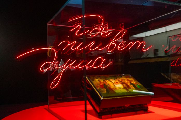 Федоскинская лаковая миниатюра живописи на выставке «Федоскино: где живет душа» в музее «Новый Иерусалим» города Истра