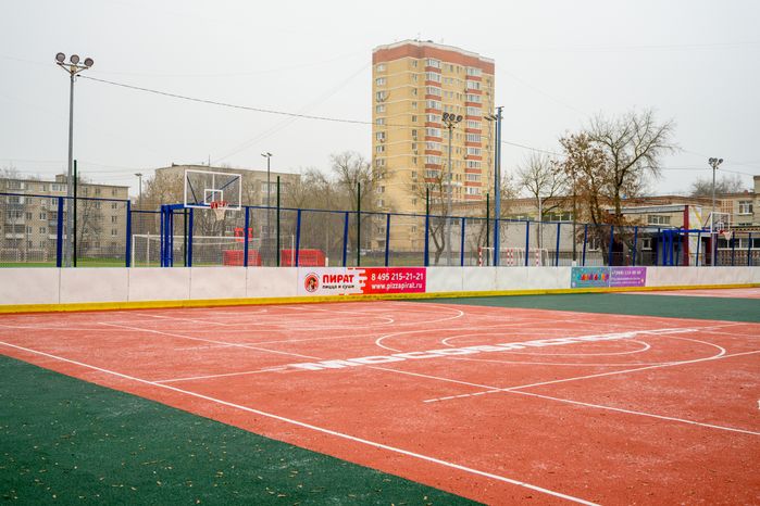 Спортивная площадка на хоккейной коробке стадиона «Труд» в поселке Малаховка округа Люберцы после реконструкции